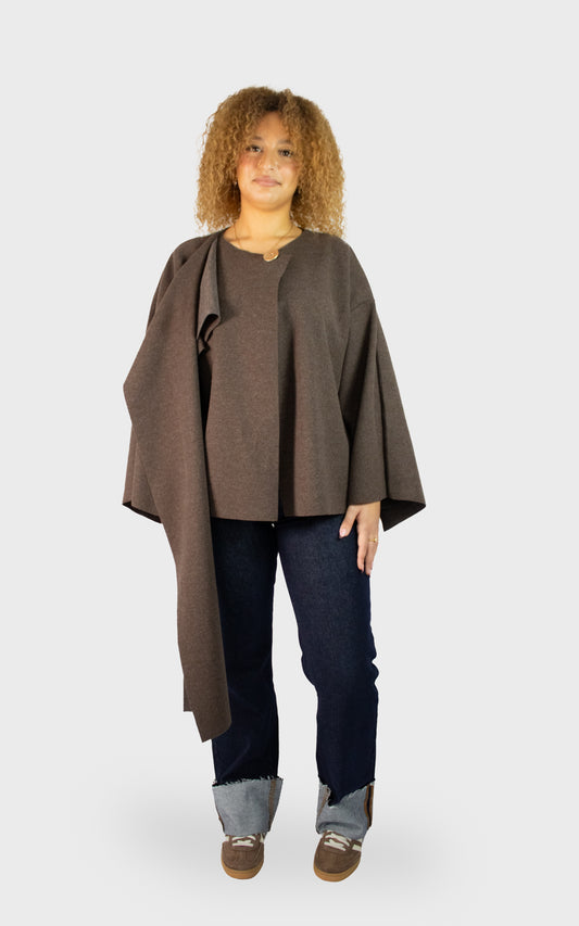 Haut ample marron pour femme avec manches larges et coupe asymétrique, porté avec un jean bleu, tenue de prêt-à-porter élégante BySaphir.