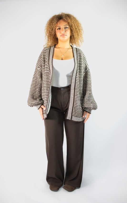 Cardigan en maille marron et blanc pour femme porté avec un pantalon fluide marron, tenue de prêt-à-porter élégante et confortable BySaphir.