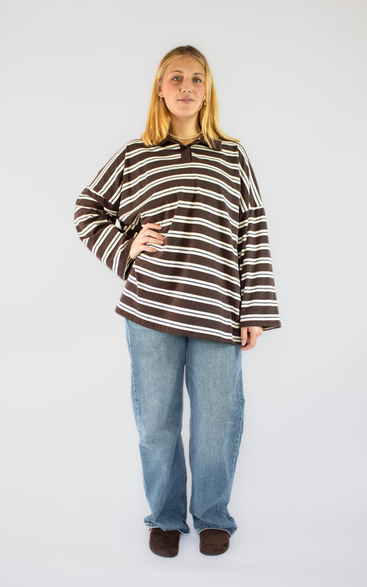 Haut marron à rayures blanches pour femme porté avec un jean bleu, tenue de prêt-à-porter décontractée et moderne BySaphir.