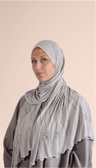 Modèle portant le hijab en jersey premium Saphir, coloris Plume