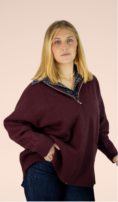 Modèle portant un gilet bordeaux de la boutique Saphir