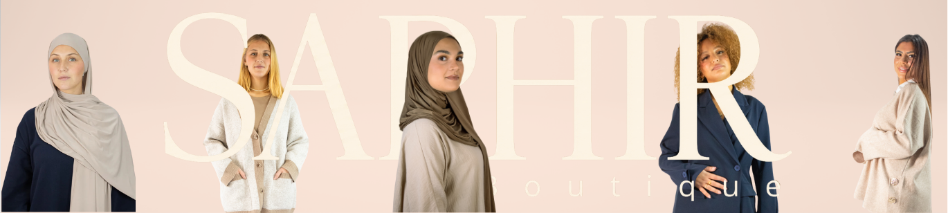 Plusieurs modèles portant des habits Saphir avec un grand logo de la marque au milieu