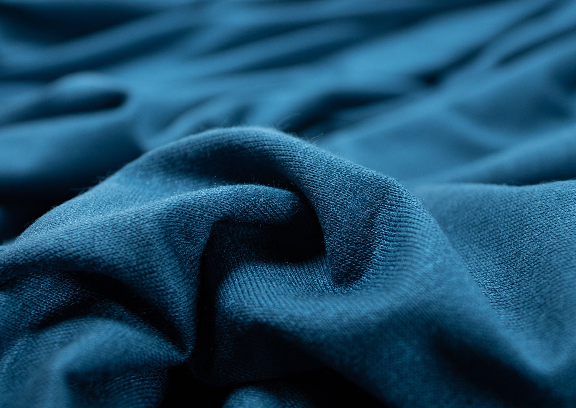 Détail du tissu hijab jersey bleu, matière douce, fluide et confortable