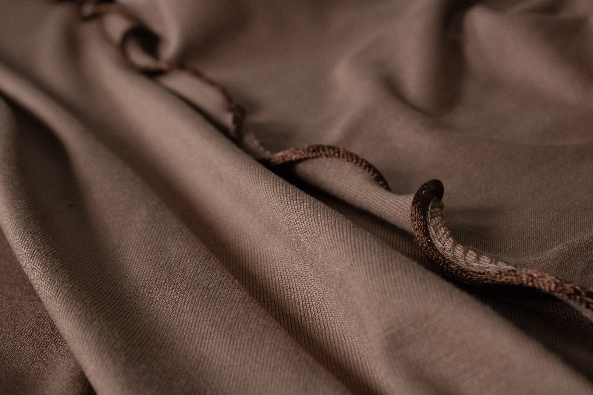 Détail de la finition zigzag du hijab jersey brun, tissu doux et fluide