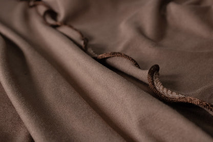 Détail de la finition zigzag du hijab jersey brun, tissu doux et fluide