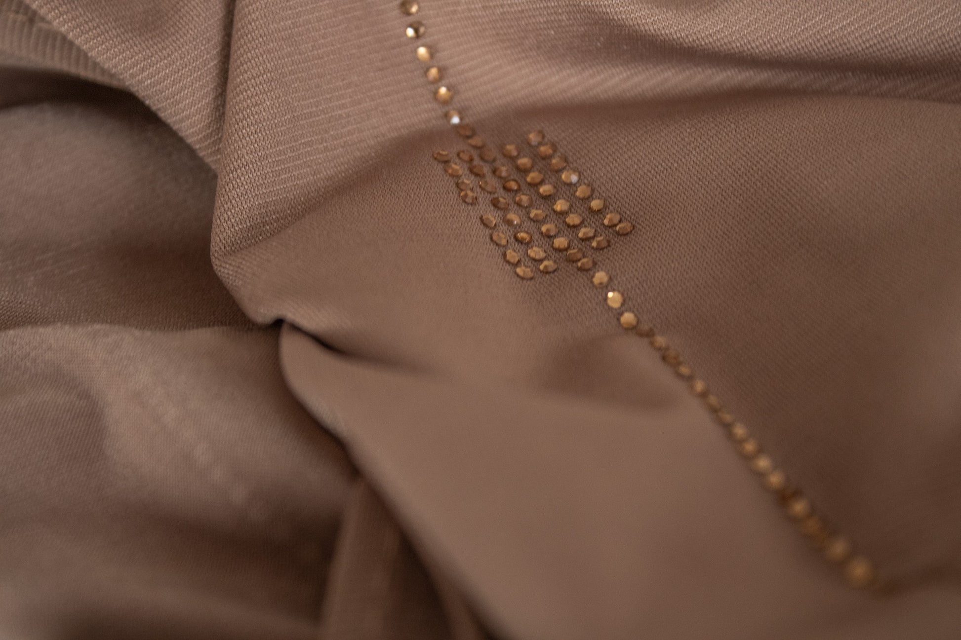 Détail du hijab jersey premium stones, strass délicats appliqués sur tissu doux