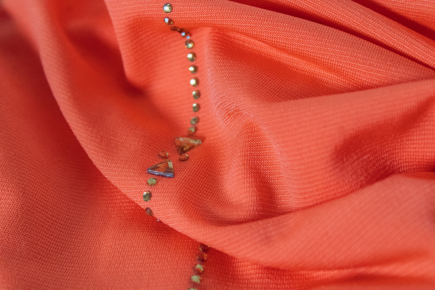 Détail du hijab jersey premium stones orange, strass fins appliqués en ligne sur tissu doux