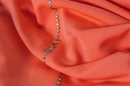 Détail du hijab jersey premium stones orange, strass fins appliqués en ligne sur tissu doux